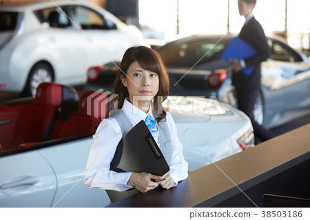 汽車經銷商女售貨員肖像 38503186