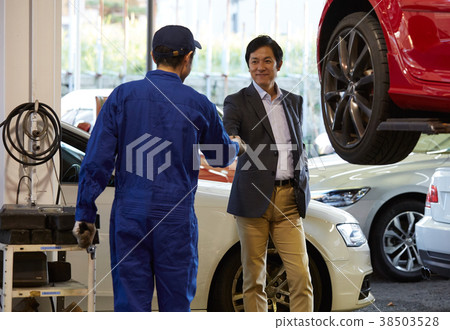 接收請求的汽車維修坑機械師 38503528