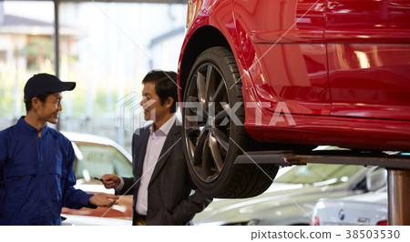 接收請求的汽車維修坑機械師 38503530