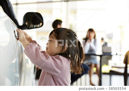 汽車經銷商家庭女孩畫象 38503554
