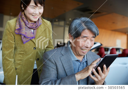 Senior couple considering car dealer buying 38503565