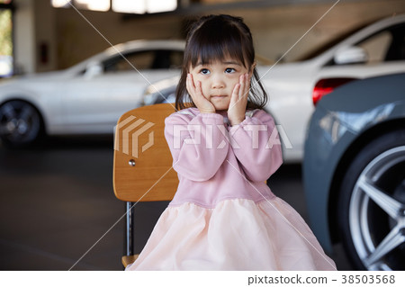 Car dealer girl portrait Car dealer girl portrait 38503568