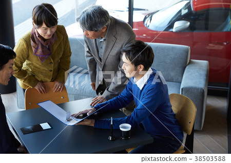 汽車經銷商業務談話高級夫婦和男人 38503588