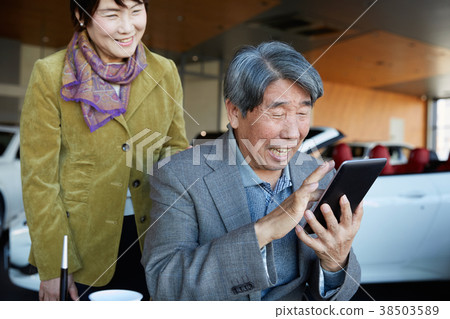 Senior couple considering car dealer buying 38503589
