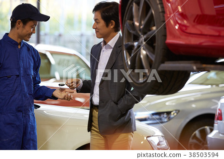 接收請求的汽車維修坑機械師 接收請求的汽車維修坑機械師 38503594