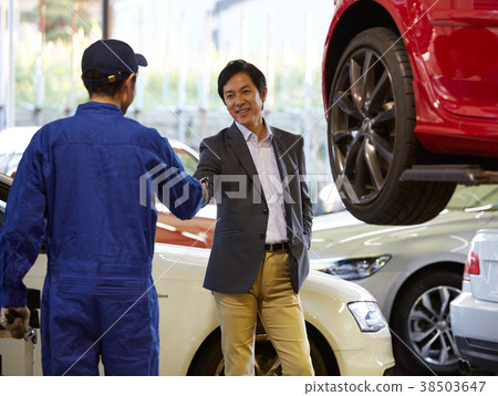 Auto maintenance pit mechanic who receives request 38503647