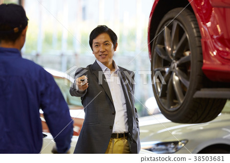 Auto maintenance pit mechanic who receives request 38503681