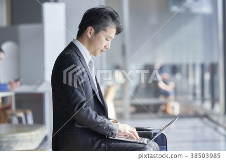 Businessman at the airport 38503985
