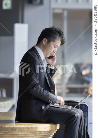 Businessman at the airport 38503990