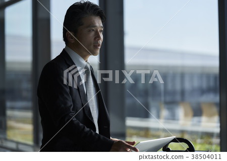 Businessman at the airport 38504011