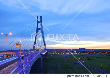 臺灣,新北市,台灣,臺灣,新北大橋,晨昏,天,夜景燈光,夜晚,橋,高樓大廈,城市景觀 臺灣,新北市,台灣,臺灣,新北大橋,晨昏,天,夜景燈光,夜晚,橋,高樓大廈,城市景觀 38504101