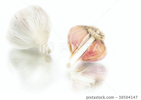 garlic cloves and garlic bulb with reflection garlic cloves and garlic bulb with reflection 38504147