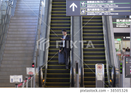 商人在機場 38505326