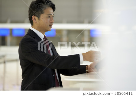 商人在機場 38505411