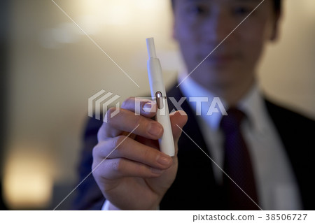 Businessman with an electronic cigarette 38506727