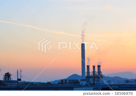 四個煙囪發出白煙與夕陽背後 38506970