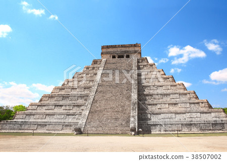 Mayan pyramid Kukulcan Temple, Chichen Itza Mexico 38507002