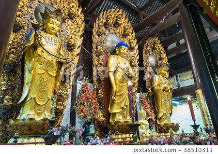 Buddhist God statue in the ancient longhua temple 38510311