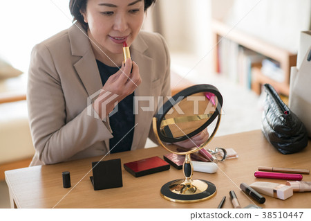 Business Woman Middle Japanese Woman Doing Makeup Business Woman Middle Japanese Woman Doing Makeup 38510447