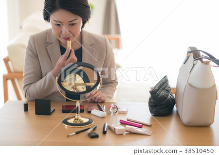 Business Woman Middle Japanese Woman Doing Makeup Business Woman Middle Japanese Woman Doing Makeup 38510450
