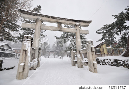 Iwakiyama神社的鳥居在雪中 38511787