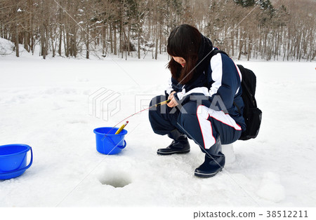 在冬天在Naniemachi大沼公園拍攝在Kanananuma聞到釣魚的女性的肖像 38512211
