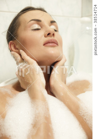 Beautiful women relaxing in her bath Beautiful women relaxing in her bath 38514714
