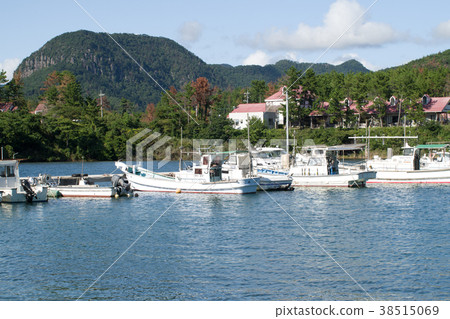 停泊船和Okutsu海灣風景 38515069