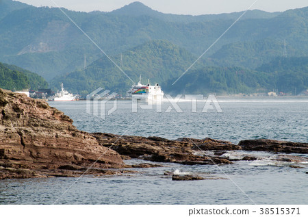High-speed boat entering Nishigo Port 38515371