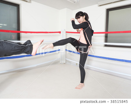 Gym trainers and women (photographing cooperation Shita Sekine) 38515845