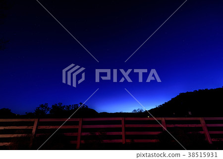 A star of the sky in the night sky before dawn 38515931