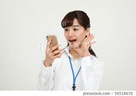 OL驚訝地看到智能手機 OL驚訝地看到智能手機 38516678