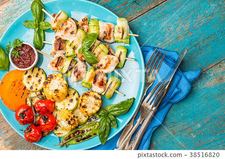 Chicken shish kebab with zucchini 38516820