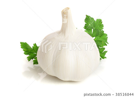 garlic with parsley leaf isolated on white garlic with parsley leaf isolated on white 38516844