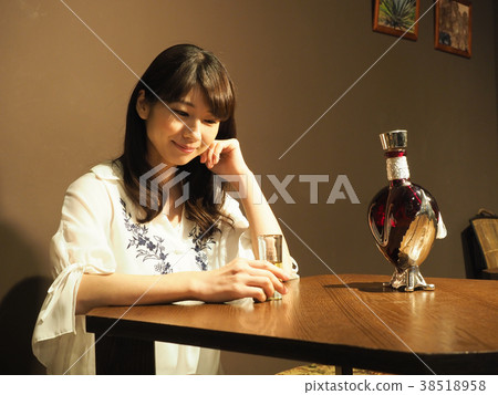 在酒吧的婦女飲用的龍舌蘭酒 38518958