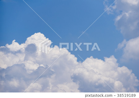 白色傳入的雲彩和清楚的天空清楚的藍天背景圖像完成預測視圖珀斯材料邊大力量的材料 白色傳入的雲彩和清楚的天空清楚的藍天背景圖像完成預測視圖珀斯材料邊大力量的材料 38519189