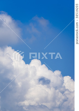 Material of great power of white incoming clouds and clear sky clear blue sky background image completed projection perspective material vertical Material of great power of white incoming clouds and clear sky clear blue sky background image completed projection perspective material vertical 38519203