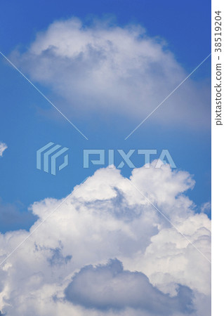 Material of great power of white incoming clouds and clear sky clear blue sky background image completed projection perspective material vertical Material of great power of white incoming clouds and clear sky clear blue sky background image completed projection perspective material vertical 38519204