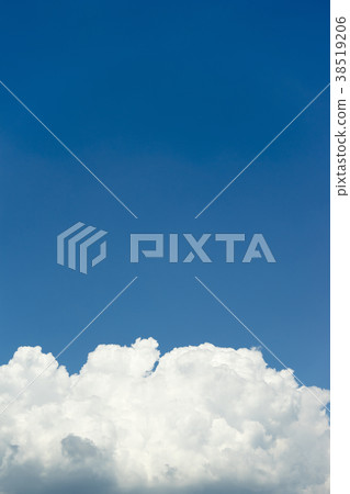 Material of great power of white incoming clouds and clear sky clear blue sky background image completed projection perspective material vertical Material of great power of white incoming clouds and clear sky clear blue sky background image completed projection perspective material vertical 38519206