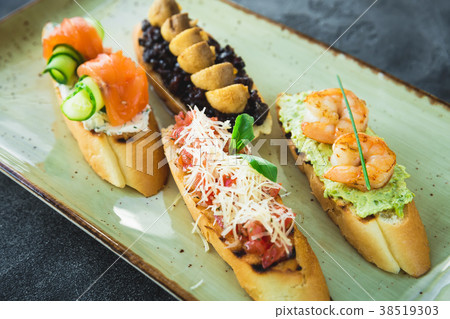 Sandwiches with prawn, salmon, and mushroom Sandwiches with prawn, salmon, and mushroom 38519303