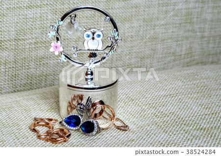 Casket and jewelry. 38524284