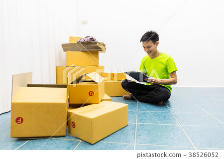 Young man as SME start up own business with box. 38526052