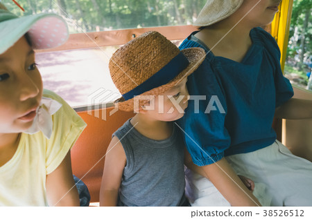 family, enjoy oneself, play 38526512