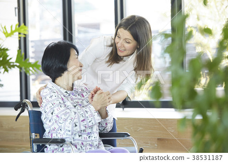 老年人和外國人在照顧 38531187