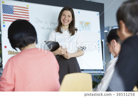 高級人員參加英語會話課 高級人員參加英語會話課 38531258