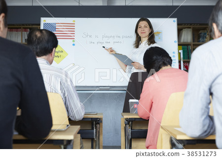 高級人員參加英語會話課 38531273