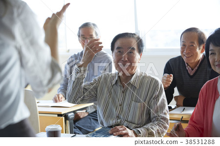 高級人員參加英語會話課 高級人員參加英語會話課 38531288