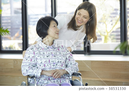 老年人和外國人在照顧 38531330