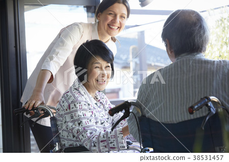老年人和外國人在照顧 老年人和外國人在照顧 38531457