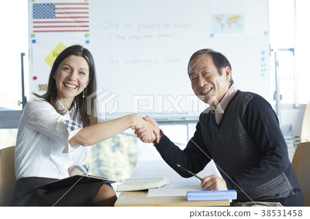 高級人員參加英語會話課 高級人員參加英語會話課 38531458